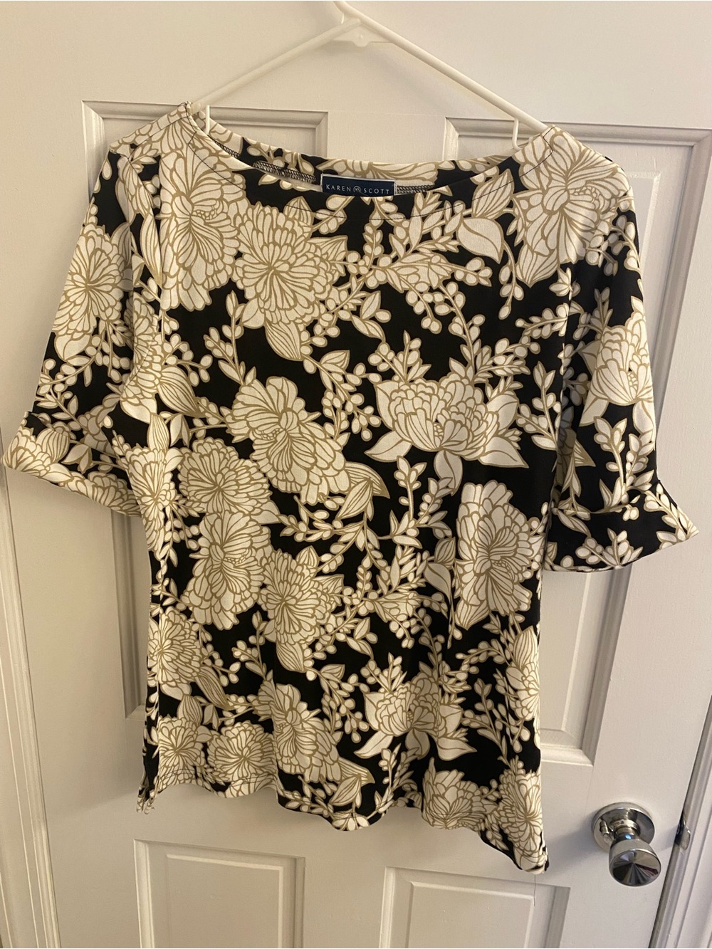 NWOT Karen Scott Cream and Black Floral elbow length sleeve size large